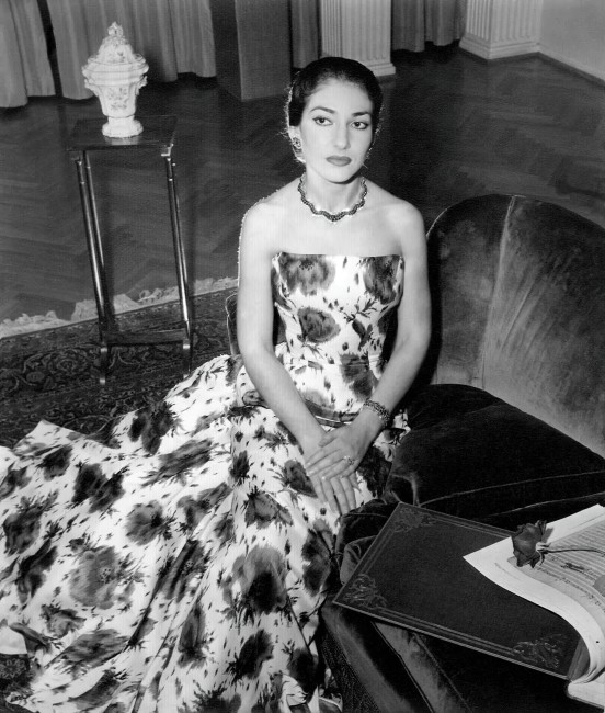 Maria Callas ripetendo la posa del quadro